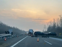 KRŠ I LOM S DRUGE STRANE BH. GRANICE: Sudar više vozila na autocesti, automobil probio ogradu i izletio u suprotan smjer...