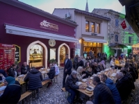 HIT NA INTERNETU: Šef vodio radnike na iftar, pa se uhvatio za glavu...