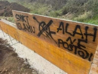 UŽASNI PRIZORI U HRVATSKOJ: Jezive poruke mržnje osvanule na gradilištu Islamskog centra u Zadru - 'SMRT ISLAMU', 'ZDS', 'ANTE PAVELIĆ' (FOTO)