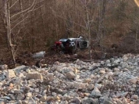 UŽAS U CRNOJ GORI: Vozilo iz BiH sletjelo u provaliju duboku 30 metara, povrijeđeni roditelji i beba