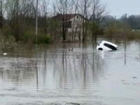 LOŠE VIJESTI IZ PRIJEDORA: Ugrožene kuće, voda ponijela automobil, vozač se jedva spasio (VIDEO)