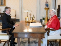 BEĆIROVIĆ I CVIJANOVIĆ DOŽIVJELI ŠOK U VATIKANU: Papa samo Komšića primio na razgovor, oni ostali pred vratima...