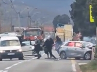 STRAŠNE SCENE IZ MOSTARA: Maskirani napadači jutros napali vozača i zapalili automobil...