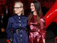 CRNO ILI RUŽIČASTO: Anne Hathaway dominirala promocijom nastavka kultnog filma, pojavila se uz Meryl Streep (FOTO, VIDEO)
