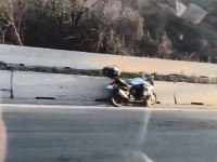 DRAMA NA BRZOJ CESTI KRAJ GLAMOČANA: Vozač kamiona pobjegao nakon sudara, motorist teško povrijeđen...