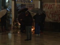 TIJELO SINOĆ PRONAĐENO NA PLOČNIKU: Okupljeni ispred Filozofskog fakulteta ostavljaju cvijeće i svijeće za studenticu