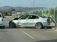 STIŽU STRAVIČNE SLIKE SAOBRAĆAJNE NESREĆE: Uništen automobil, vozač završio u urgentnom centru