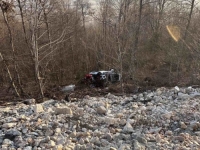 STIŽU ZASTRAŠUJUĆE SLIKE SAOBRAĆAJNE NESREĆE: Automobil sletio s puta, među povrijeđenim i beba