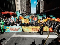 DESETINE HILJADA LJUDI NA ULICAMA ŠIROM AMERIKE: Masovni protesti protiv Trumpa (FOTO)