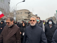 IRANSKI PRKOS: Teheran u plamenu rata, hiljade ljudi na ulicama sa zastavama, među njima i Ali Larijani – odjekuje 'Allahu Akbar'