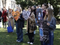 'SB' NA LICU MJESTA: Pred Vladu KS stigli studenti s transparentima, prvi put i vozilo za razbijanje demonstracija (FOTO, VIDEO)