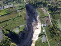 OBJAVLJENE ZASTRAŠUJUĆE FOTOGRAFIJE: Džinovska rupa 'guta' farme i puteve