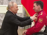 PUTIN PO PRVI PUT NA KOLJENIMA: Ovako je odlikovao pobjednika Paraolimpijade (VIDEO)
