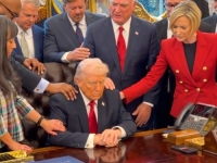 NEOBIČNA SCENA IZ OVALNOG UREDA: Pastori okružili Trumpa i molili nad njim