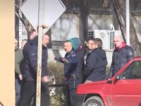 UŽAS U SRBIJI NA DAN IZBORA: Vučićevi batinaši razbili glave trojici mladića koji podržavaju studentsku listu, policija na licu mjesta...