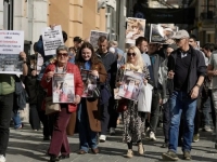 UPRKOS ZABRANI: Građani prošetali Sarajevom i položili cvijeće kod Iranskog kulturnog centra