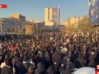 NESTVARNE SCENE IZ IRANA: Stotine hiljada ljudi na ulicama, jedni slave, a drugi plaču za ajatolahom...