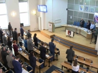MINUTA ŠUTNJE IZMEĐU DVIJE REPLIKE: Neuvjerljivo i bizarno odavanje počasti u Skupštini KS za poginulog mladića (VIDEO)