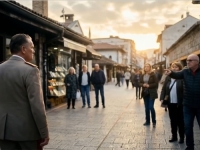 JEL' SARAJ'VO GDJE JE NEKAD BILO: Jedan čovjek hoda ulicama, kao da traži nešto davno izgubljeno...