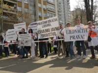 UJEDNAČITE PRAVA: Protest doktora u Tuzli, borimo se za očuvanje zdravstvenog sektora, za dva mjeseca otišlo nam je...
