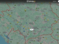 KORISTI SE ZA PRIORITETNI VAZDUŠNI TRANSPORT: Američki vojni avion 'Beech C-12U-3 Huron' sletio na aerodrom u Prištini