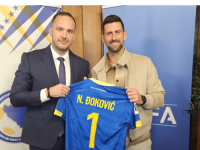 VICO ZELJKOVIĆ URUČIO NOVAKU ĐOKOVIĆU DRES BiH: Na njemu i broj koji simbolično obilježava uspjeh sjajnog tenisera