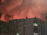 PUNO POSLA ZA VATROGASCE: Požar guta objekat nekadašnjeg giganta u Velikoj Kladuši (FOTO)