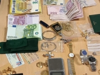 UHAPŠEN NA GRANICI: Pokušao unijeti novac, luksuzne satove, nakit... vrijedne 100 hiljada eura