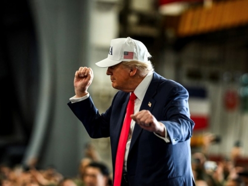 TRUMP U VELIKOJ ZABLUDI: Tvrdi da ga narod slavi, brojke kažu nešto sasvim drugo