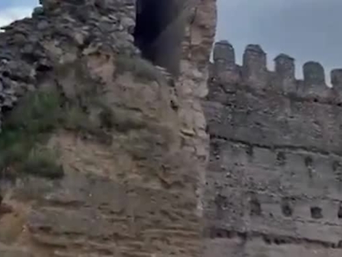 SNIMLJEN ZASTRAŠUJUĆI TRENUTAK: Historijski dvorac u španiji urušio se pred očima zapanjenih turista (VIDEO)