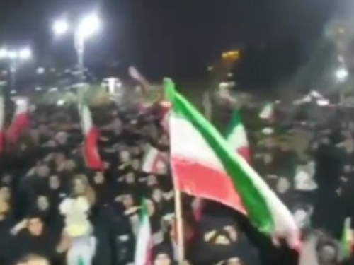 POGLEDAJTE OVE SNIMKE: Atmosfera u Iranu je večeras usijana (VIDEO)