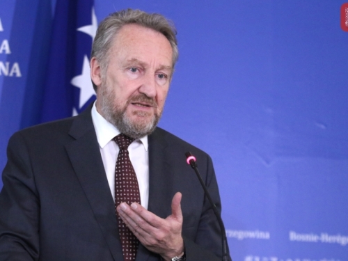 PREDSJEDNIK SDA BAKIR IZETBEGOVIĆ TVRDI: 'Dodikovi lobisti su nam pravili zamke; sad ne možemo obećati 100.000 radnih mjesta, ali možemo 50.000'