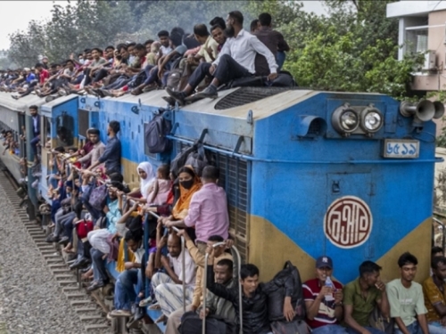 JAHAČI VOZOVA: Putnici prinuđeni da se penju na krovove i riskiraju živote kako bi posjetili porodice za Bajram