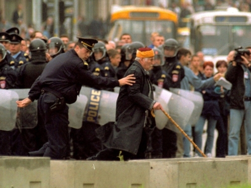 SEKURITIZACIJA BOŠNJAKA: Politički narod pod evropskom sigurnosnom sumnjom