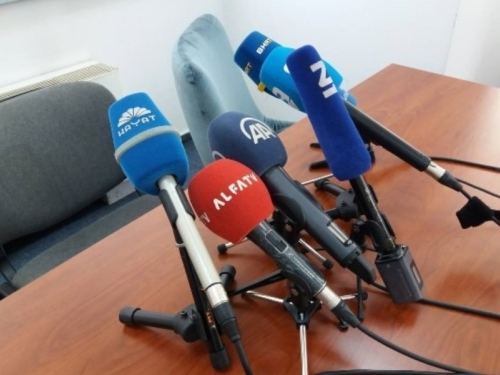 BH NOVINARI POVODOM 8. MARTA: Novinarke svakodnevno izložene različitim oblicima nasilja, potrebna efikasnija zaštita