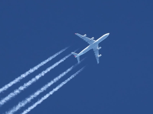 KOLIKO AVIO SAOBRAĆAJ ŠTETI KLIMI: Bijeli tragovi su ustvari...