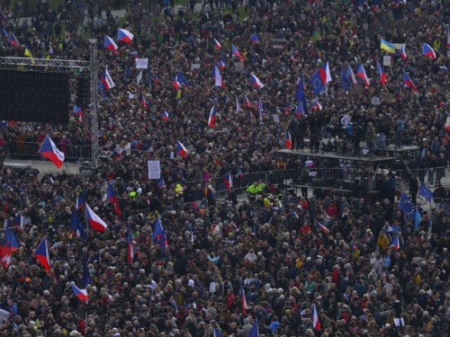 PROBLEMI ZA POPULISTIČKOG POLITIČARA: U Pragu na proteste izašlo 200.000 ljudi, protive se novoj vladi premijera Babiša (FOTO)