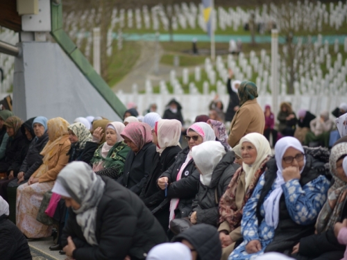 DAN ŠEHIDA U MEMORIJALNOM CENTRU SREBRENICA: Okupilo se više od 2.000 ljudi
