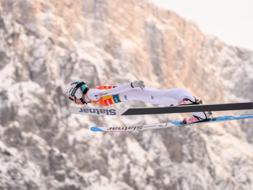 POGLEDAJTE NEBESKI SKOK: Čudesna Nika Prevc letjela 242,5 metra i srušila svjetski rekord!