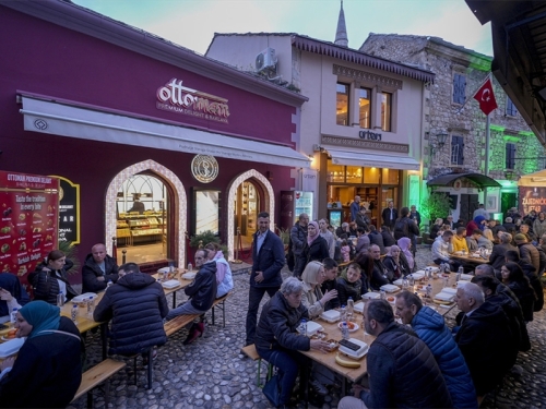 HIT NA INTERNETU: Šef vodio radnike na iftar, pa se uhvatio za glavu...