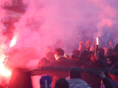 'SB' U ZENICI: Pogledajte kako izgledaju ulice ovog bh. grada uoči važne utakmice, pristigle već hiljade navijača (FOTO, VIDEO)