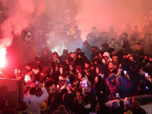 'SB' U ZENICI: BH Fanaticosi uz pjesme i baklje krenuli ka stadionu (FOTO)