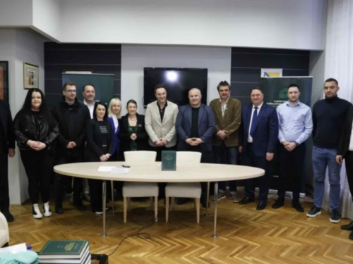 VAŽNOST OČUVANJA I STANDARDIZACIJE: VKBI uručio Rječnik bosanskog jezika medijima