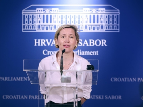 KEKIN UZBURKALA JAVNOST: Čije vi to sinove spremate za rat?