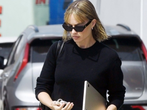 MANJE JE VIŠE: Margot Robbie pogodila savršenu modnu formulu (FOTO)