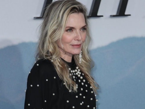 KO BI REKAO DA IMA OVE GODINE: Michelle Pfeiffer blista u biserima od glave do pete (FOTO)