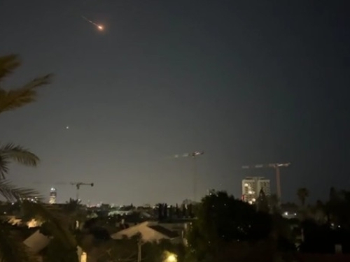 RAT UŠAO U ČETVRTU NOĆ: Žestoke borbe Hezbolaha i Izraelske vojske na jugu Libana, odjekuju pucnji, a Iran je lansirao novi talas raketa na Izrael (VIDEO)