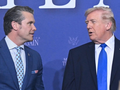 TRUMP PRED SVIMA POKAZAO PRSTOM NA NAJBLIŽEG SARADNIKA: 'Ti si prvi rekao da napadnemo' (VIDEO)