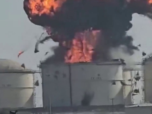 SNIMAK OBILAZI SVIJET: Kineski pomorci snimili napad iranskog drona na rezervoar s gorivom u Omanu (VIDEO)