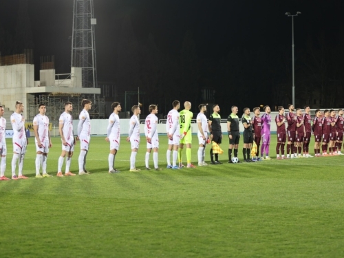 NEPOŠTIVANJE HIMNE BiH U MOSTARU: Tokom intoniranja navijači pjevali pjesmu 'Hercegovina u srcu', igrač Zrinjskog ruku držao na srcu (VIDEO)